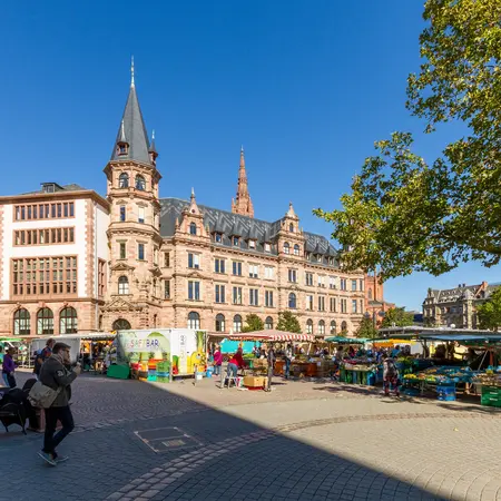 Markplatz mit Marktständen in Wiesbaden