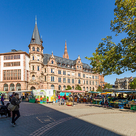 Markplatz mit Marktständen in Wiesbaden