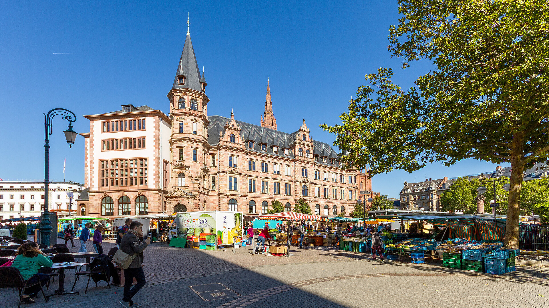 Markplatz mit Marktständen in Wiesbaden