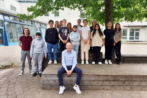 Schüler:innen der IGS Kastellstraße mit Stadtrat Christoph Manjura und (hintere Reihe v. r.:) Silke Sell (Rektorin), Alina Schmidt (Schulsozialarbeit), Simone Eng (Schulsozialarbeit), Prof. Dr. Tanja Grendel (Fachbereich Sozialwesen), Sarah Nusser (Schulsozialarbeit) und Jonah Kirschbaum (Chancenwerk e. V.).