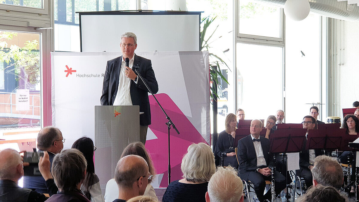 Der Rüsselsheimer Oberbürgermeister Patrick Burghardt spricht zu den Anwesenden