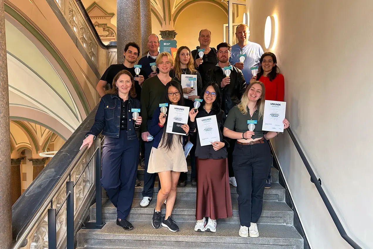 Gruppenfoto mit Teilnehmer:innen, Jury-Mitgliedern und dem Team der RheinMain StartUpLabs