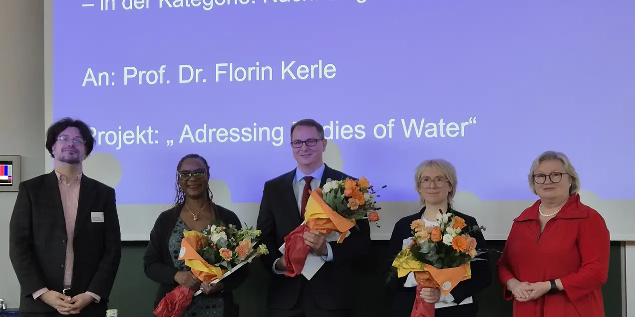v. l.: Prof. Dr. Christian Schachtner mit den Preisträger:innen Prof. Dr. Abiola Sarnecki, Prof. Dr. Jürgen Telke, Prof. Dr. Florin Kerle und Hochschulpräsidentin Prof. Dr. Eva Waller 