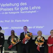 v. l.: Prof. Dr. Christian Schachtner mit den Preisträger:innen Prof. Dr. Abiola Sarnecki, Prof. Dr. Jürgen Telke, Prof. Dr. Florin Kerle und Hochschulpräsidentin Prof. Dr. Eva Waller 