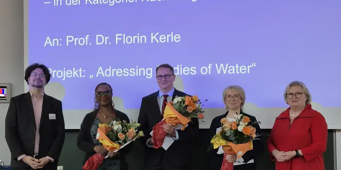v. l.: Prof. Dr. Christian Schachtner mit den Preisträger:innen Prof. Dr. Abiola Sarnecki, Prof. Dr. Jürgen Telke, Prof. Dr. Florin Kerle und Hochschulpräsidentin Prof. Dr. Eva Waller 