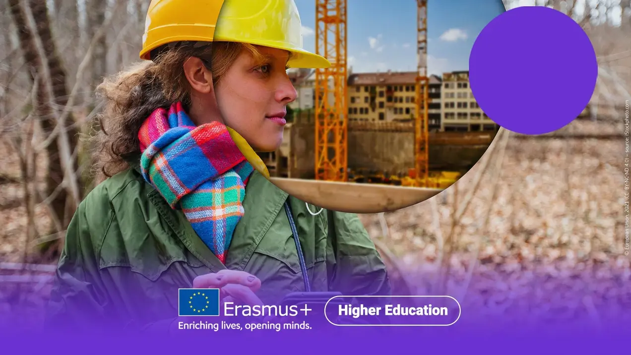 Erasmus Praktika junge Frau mit Bauhelm Symbolfoto