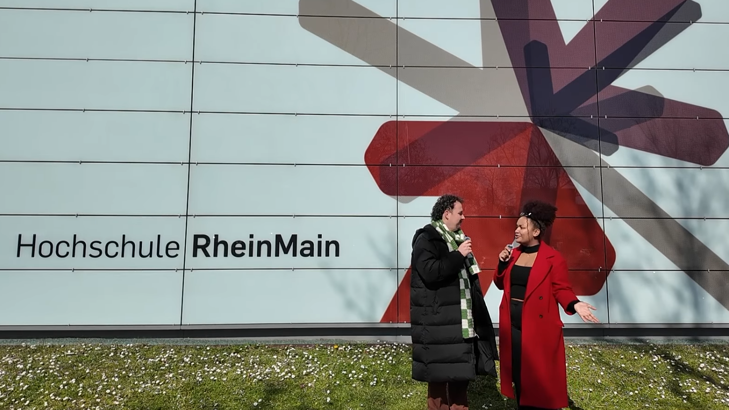 Tim und Josphine stehen vor G-Gebäude