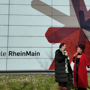 Tim und Josphine stehen vor G-Gebäude