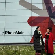 Tim und Josphine stehen vor G-Gebäude