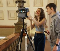 Studierende des Projektteams „Verborgenes Wiesbaden“ machen mit dem 3-D-Scanner Aufnahmen im Kurhaus Wiesbaden