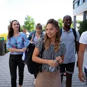 Fünf Studierende laufen über den Campus Rüsselsheim