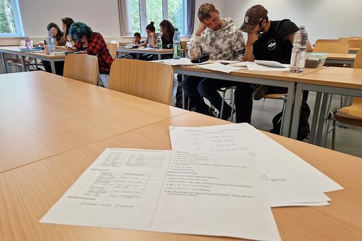 Schüler:innen beim Lösen von Rechenaufgaben während der Mathe Summer School 