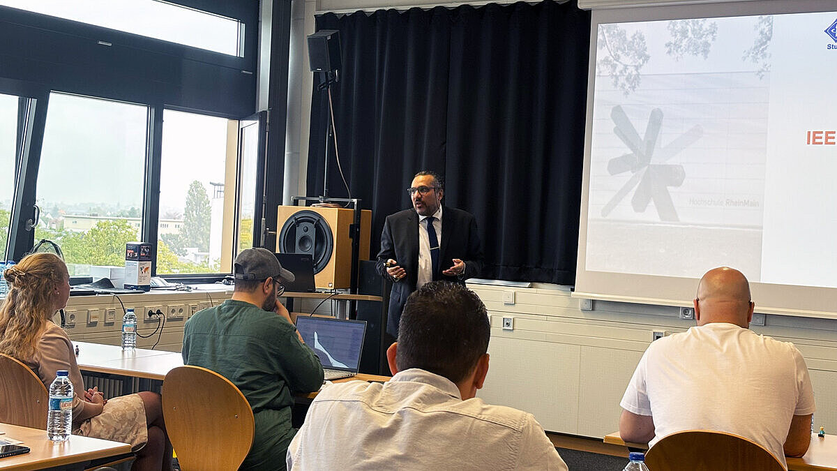  Prof. Dr. Mohamed El Hadidy begrüßt die Teilnehmenden 