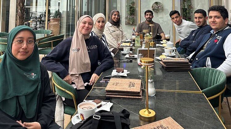 Zum Abschluss der Stadtrallye trafen sich die Studierenden im Café am Markt.