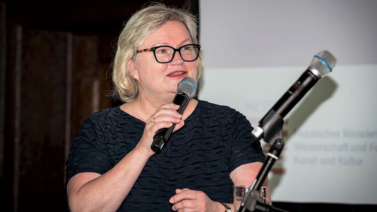 Hochschulpräsidentin Prof. Dr. Eva Waller spricht in ein Mikrofon