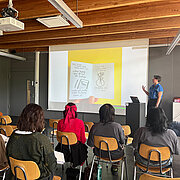 Studierende hören Sarah Shay Mirk bei ihrem Vortrag zu