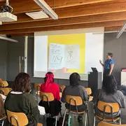 Studierende hören Sarah Shay Mirk bei ihrem Vortrag zu