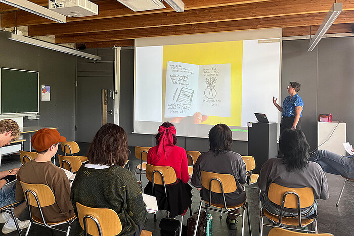 Studierende hören Sarah Shay Mirk bei ihrem Vortrag zu