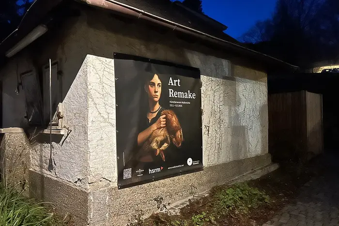 Plakat zur Ausstellung Art Remake an der Fassade des Pförtnerhäuschens der Walkmühle Wiesbaden