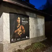 Plakat zur Ausstellung Art Remake an der Fassade des Pförtnerhäuschens der Walkmühle Wiesbaden
