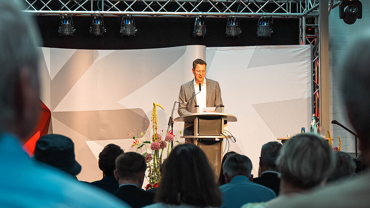 Staatssekretär Christoph Degen hält ein Grußwort beim Politischen Jahresempfan der Hochschule RheinMain
