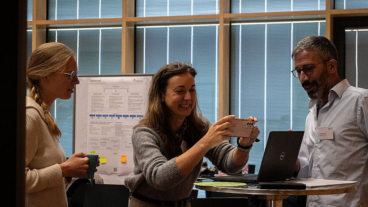 Drei Teilnehmende des ICLHE Symposiums 2024 tauschen sich aus