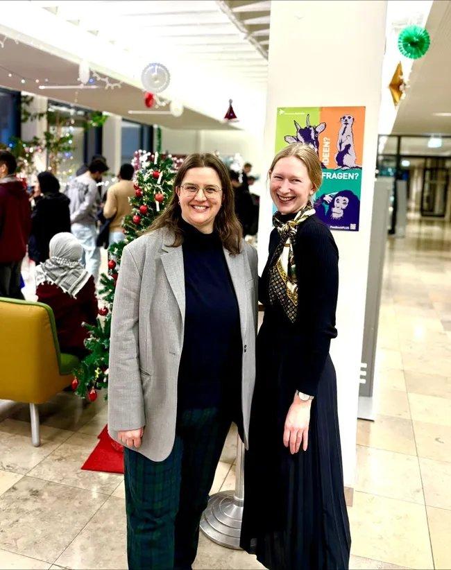 Zwei begeisterte Professorinnen: Prof. Dr. Gwen Kaufmann und Dr. Maria Wiesmann (v. l.)