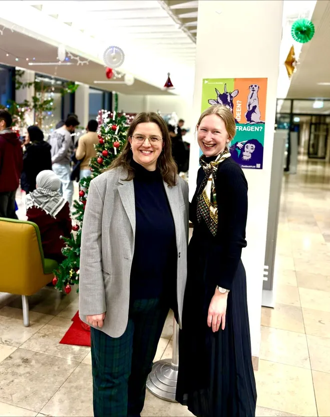 Zwei begeisterte Professorinnen: Prof. Dr. Gwen Kaufmann und Dr. Maria Wiesmann (v. l.)