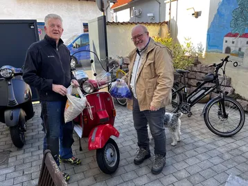 Übergabe der gesammelten Kunststoffdeckel 