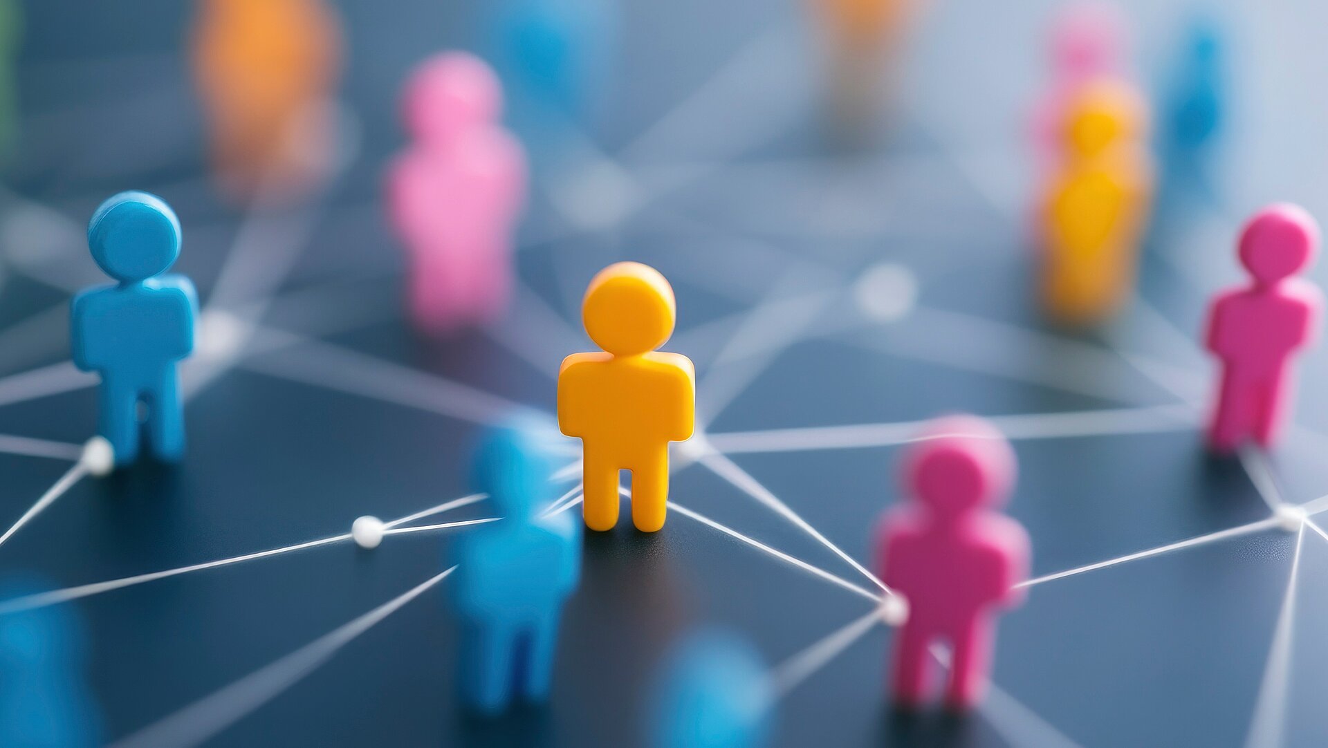 Verbindungen Bunte Spielfiguren auf grauem Hintergrund die über weiße Linien verbunden sind