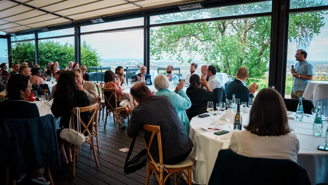 Die Teilnehmenden des International Symposium on Logistics (ISL) 2025 beim Abendessen auf dem Hofgut Laubenheimer Höhe. 