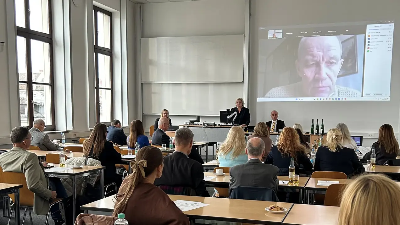 Prof. Dr. Eva Waller, Präsidentin der Hochschule RheinMain, bei der DJUV-Jahrestagung an der Wiesbaden Business School.
