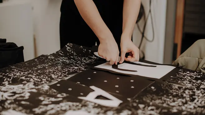 Arbeiten an einem künstlerischen Element durch eine Studierende