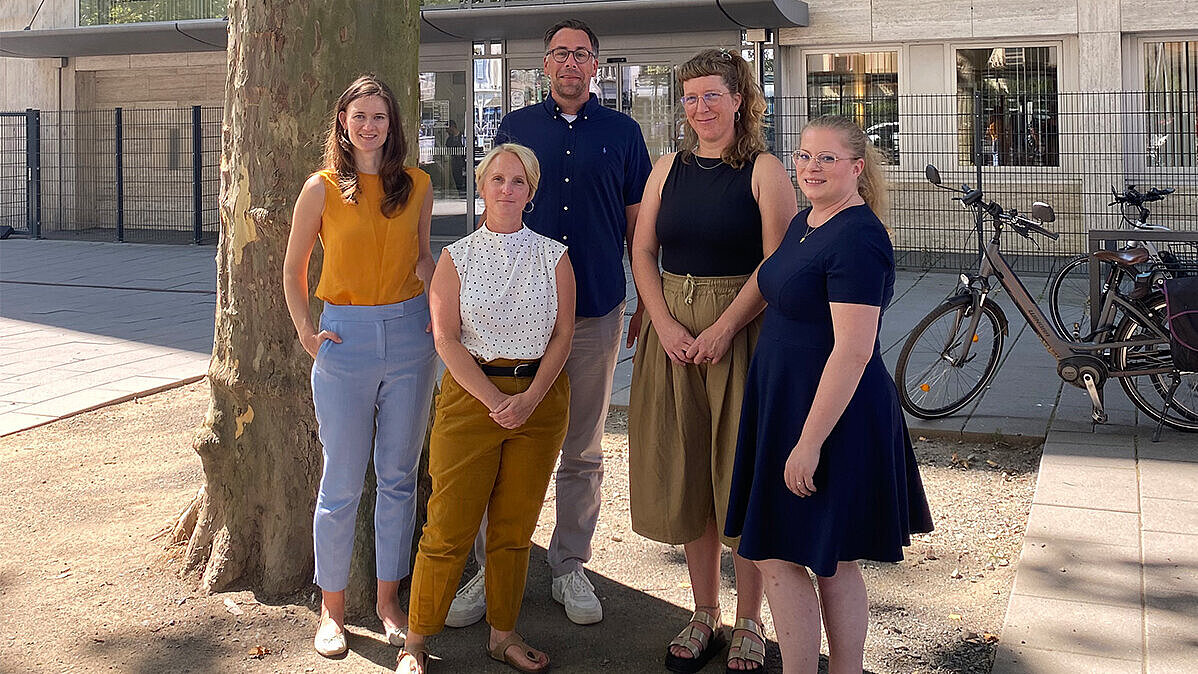 Gruppenbild in der Wiesbadener Innenstadt vom Team des Forschungsprojekts SUETS 