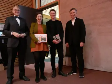 Prof. Leo Cremer (links) und Prof. Bernd Wieberneit (rechts), Christine Weber und Dr. Christoph Drebes (Mitte)