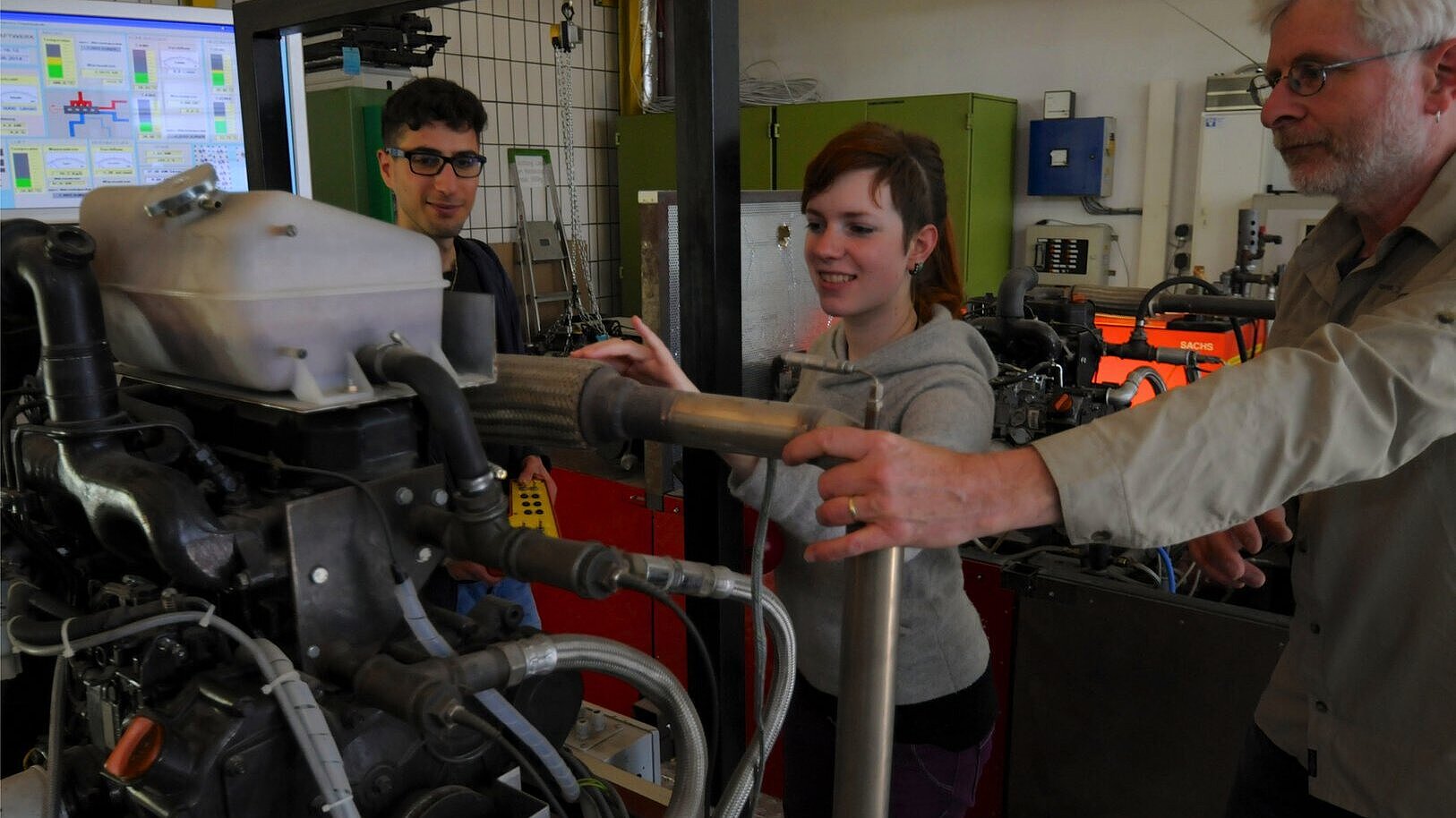 BHKW-Labor Studierende und Prof. Klausmann im BHKW-Labor