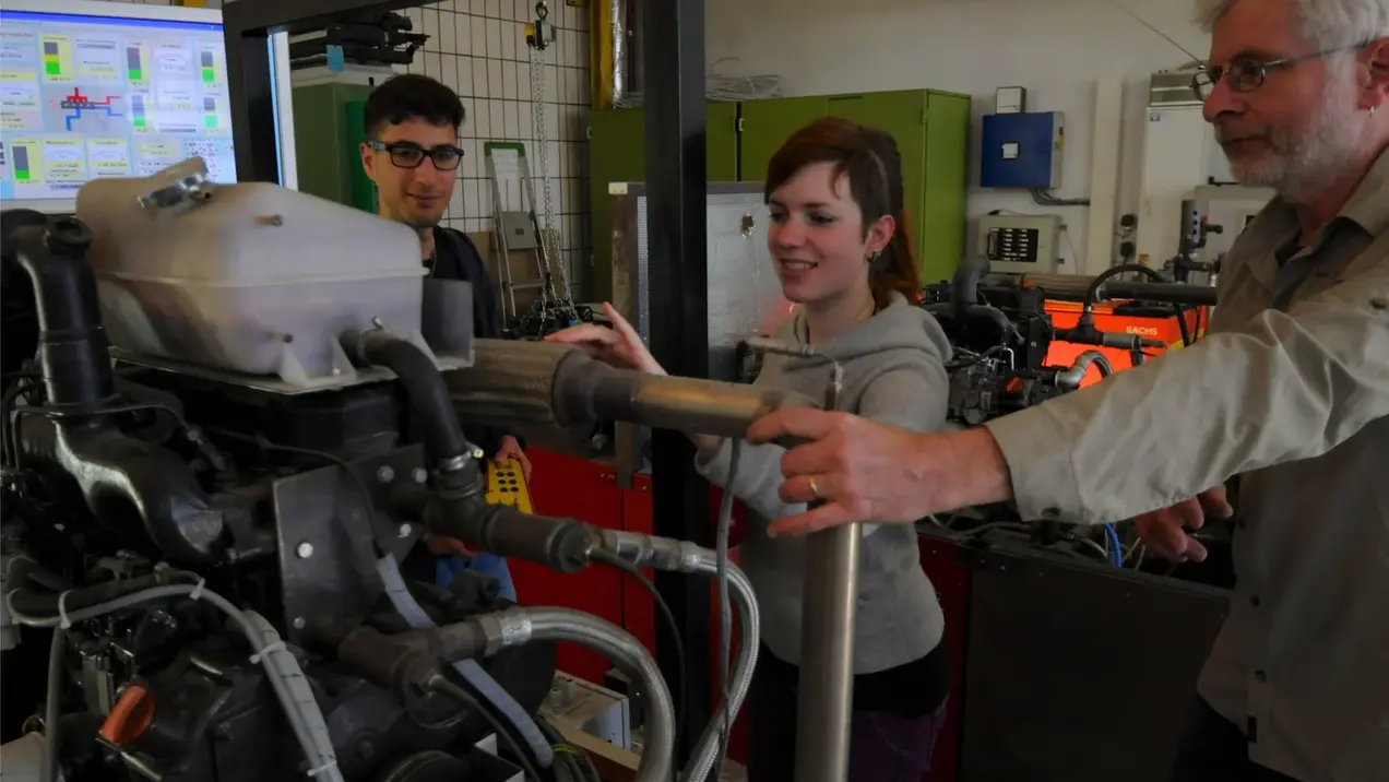 Studierende und Prof. Klausmann im BHKW-Labor