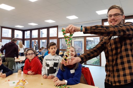 Doppelhelix-Basteln mit Gummibärchen.