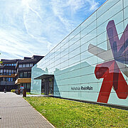 Foto von 	Gebäude G der Hochschule RheinMain auf dem Campus Kurt-Schumacher-Ring
