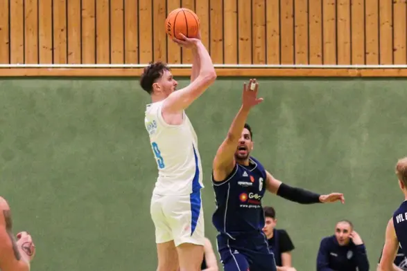 Calvin Schaum wirft einen Basketball
