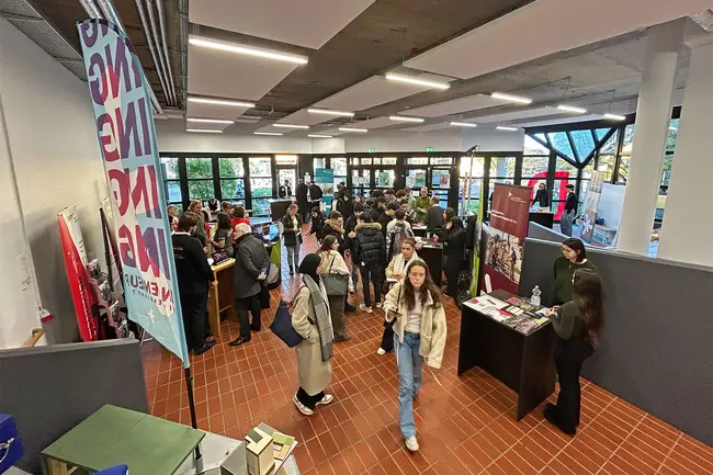 Schüler:innen informieren sich an den Inforständen über die Angebote der Hochschule RheinMain.
