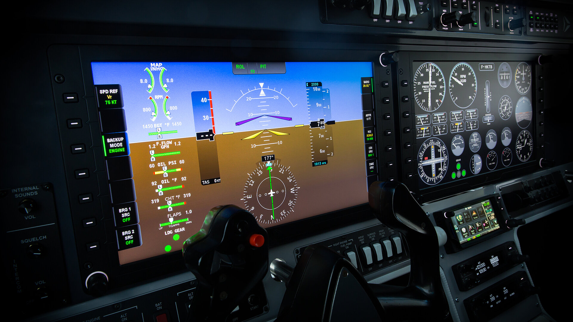 Flightdeck des Flugsimulators AL250