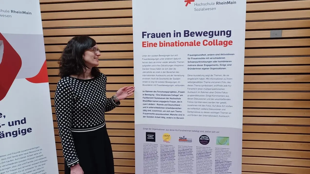 Esther Kronsbein am Aufsteller