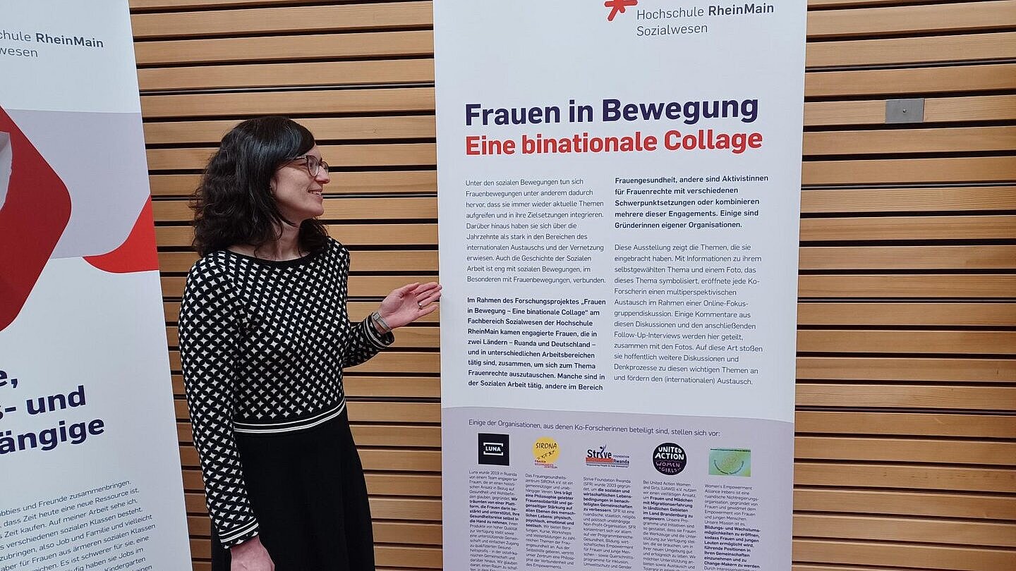 Esther Kronsbein am Aufsteller