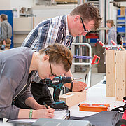 Studentin und Professor arbeiten im Holzbaulabor