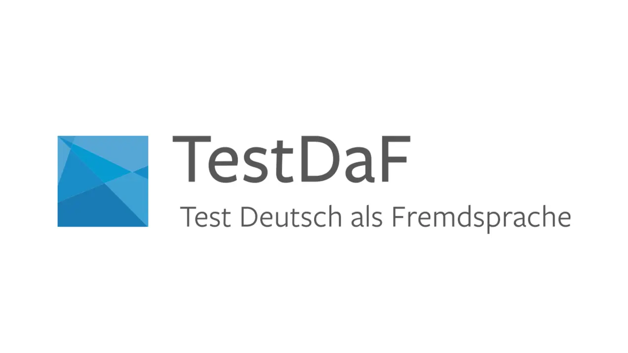 Logo des TestDaF, mit der Aufschrift "Test Deutsch als Fremdsprache". Das Design besteht aus einem blauen, geometrischen Symbol neben dem Text.