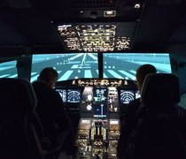 Stipendiat:innen der Studienstiftung des Deutschen Volkes testen den Flugsimulator am Campus Rüsselsheim.