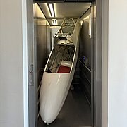 Transport des Segelflugcockpits im Aufzug