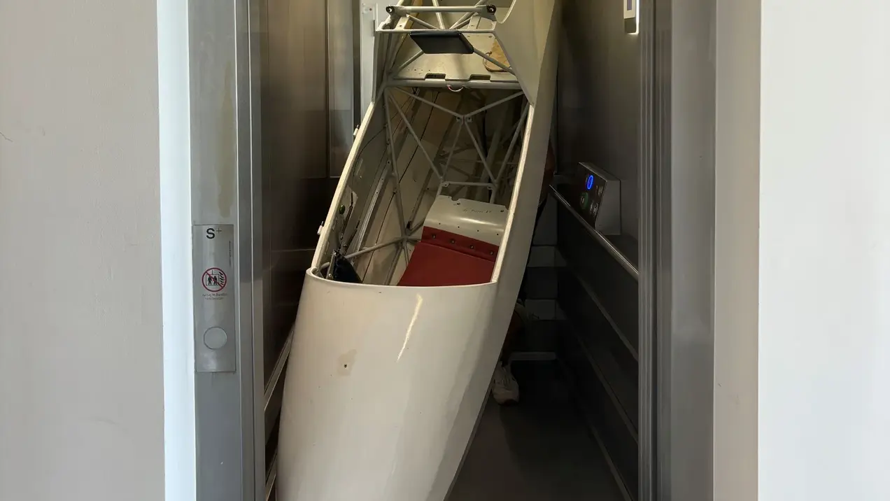 Transport des Segelflugcockpits im Aufzug