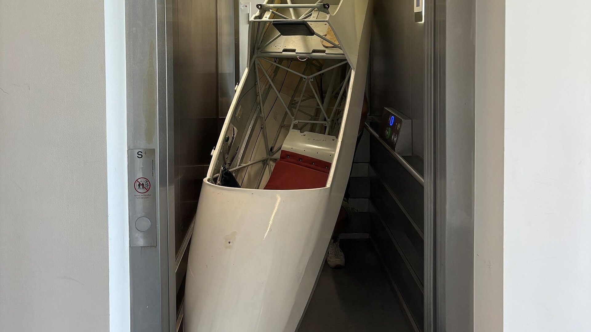 Transport des Segelflugcockpits im Aufzug